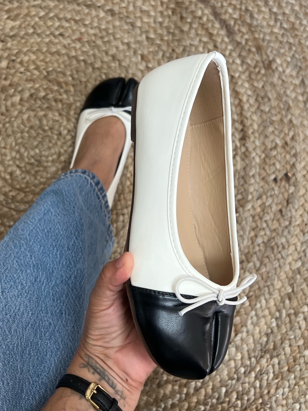 TABI CREAM / BLACK TABIS SPLIT TOE FLATS - Picture 5 of 9
